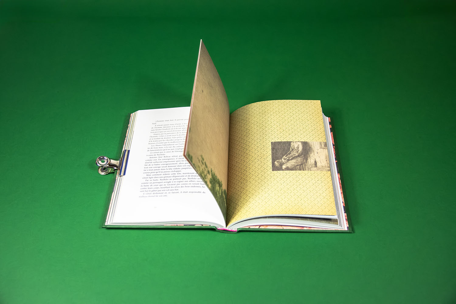double page du livre Le vieux qui lisait des romans d'amouyr de Luis Sepulveda, mise en pages réalisée par l'agence Yokna